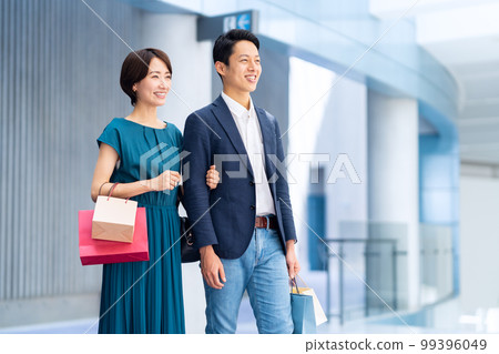 購物 購物 已婚夫婦 中間 99396049