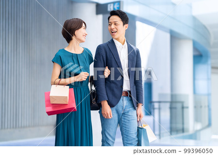 購物 購物 已婚夫婦 中間 99396050