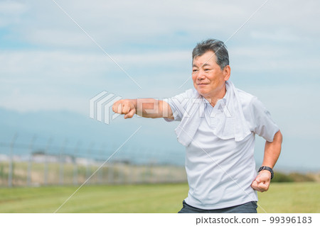 公園裡鍛煉太極拳、體操、功夫等的老人 99396183
