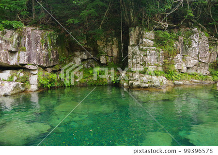 日本三重縣魚堀溪日本領先的透明度,銚子川上游,清澈的溪流,河流遊樂場 日本三重縣魚堀溪日本領先的透明度,銚子川上游,清澈的溪流,河流遊樂場 99396578
