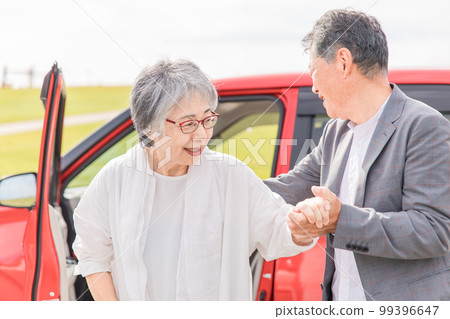 一位老年婦女下車,一名男子幫忙(轉移) 一位老年婦女下車,一名男子幫忙(轉移) 99396647