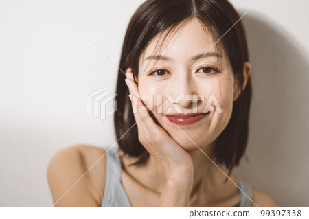 做皮膚護理的中年婦女 做皮膚護理的中年婦女 99397338