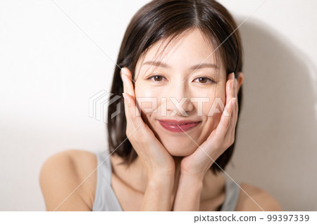 做皮膚護理的中年婦女 做皮膚護理的中年婦女 99397339