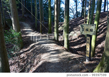 播磨 Komayama 城堡的圍牆和石牆，俯瞰 Kamigori 市 99397599