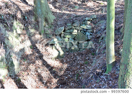 播磨 Komayama 城堡的圍牆和石牆，俯瞰 Kamigori 市 99397600