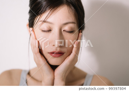 A middle-aged woman who does skin care 99397804