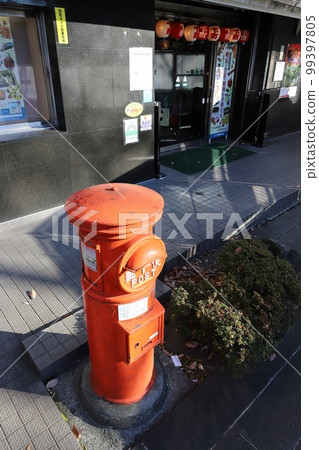 東京都台東區圓形郵筒的風景（下町博物館） 99397805