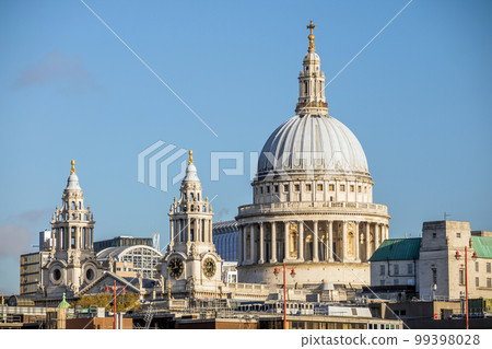 St Pauls Cathedral in London 99398028