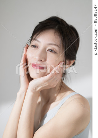 A middle-aged woman who does skin care 99398147