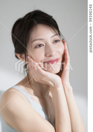 A middle-aged woman who does skin care A middle-aged woman who does skin care 99398148