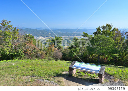 位於岡山縣總社市木城山上的古山城木之城是國家史蹟。 位於岡山縣總社市木城山上的古山城木之城是國家史蹟。 99398159