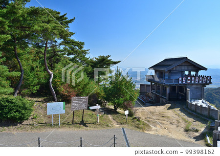 位於岡山縣總社市木城山上的古山城木之城是國家史蹟。 位於岡山縣總社市木城山上的古山城木之城是國家史蹟。 99398162