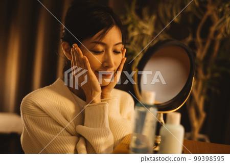 晚上做皮膚護理的女人 99398595