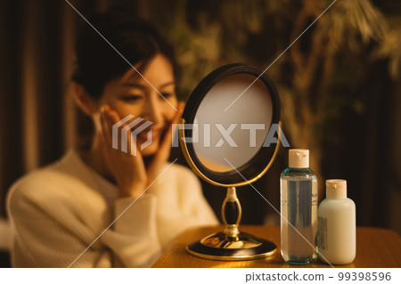 晚上做皮膚護理的女人 晚上做皮膚護理的女人 99398596