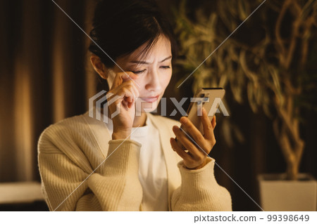 晚上看智能手機的女人 99398649