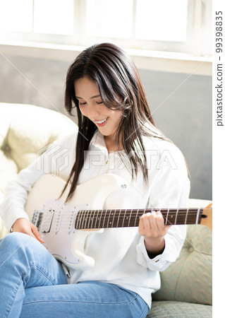Young woman portrait (electric guitar) 99398835