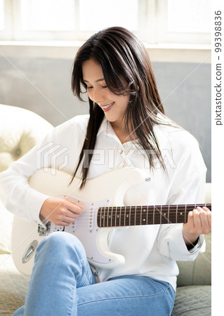 Young woman portrait (electric guitar) 99398836