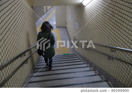 一個女人下樓梯到地下室的背影 一個女人下樓梯到地下室的背影 99398900
