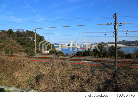 JR西日本紀成本線冷水浦站後方的和歌山遊艇城(和歌山縣海南市冷水市) JR西日本紀成本線冷水浦站後方的和歌山遊艇城(和歌山縣海南市冷水市) 99399470