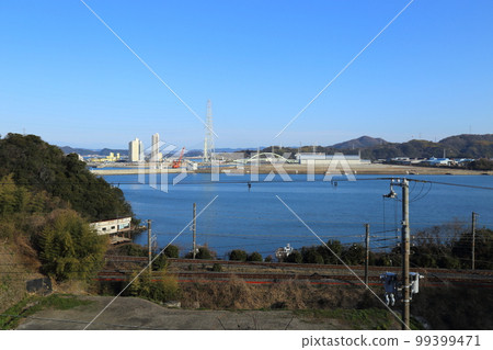 JR西日本紀成本線冷水浦站後方的和歌山遊艇城(和歌山縣海南市冷水市) JR西日本紀成本線冷水浦站後方的和歌山遊艇城(和歌山縣海南市冷水市) 99399471