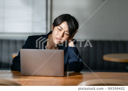 業務疲勞 通宵加班 99399482