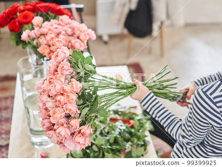 Bush rose Juliet. Florist prepares flowers. Fresh delivery in flower shop. European floral shop. Delivery fresh cut flower. Bush rose Juliet. Florist prepares flowers. Fresh delivery in flower shop. European floral shop. Delivery fresh cut flower. 99399925