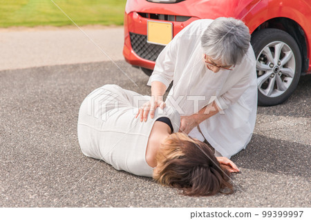 The elderly who caused a traffic accident and the victim woman The elderly who caused a traffic accident and the victim woman 99399997