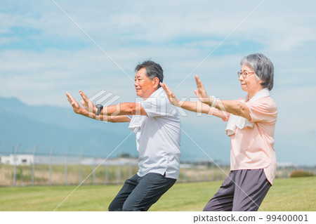An elderly man who exercises and rehabilitates Tai Chi, gymnastics, kung fu, etc. in the park 99400001