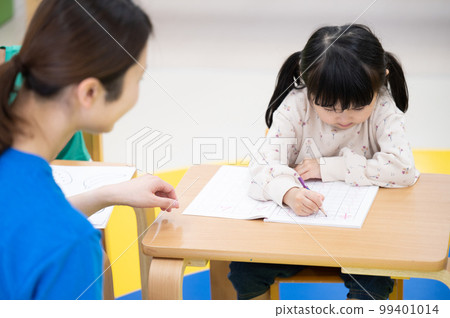 A child studying, as well as an image of an entrance exam for elementary school 99401014