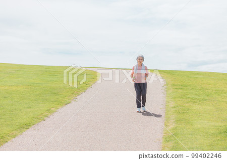 老年婦女在公園裡散步、有氧運動、跑步 99402246