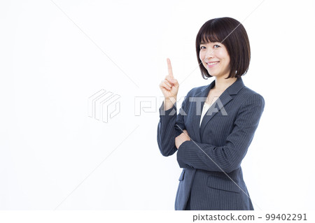 一位三十多歲的女商人介紹 99402291
