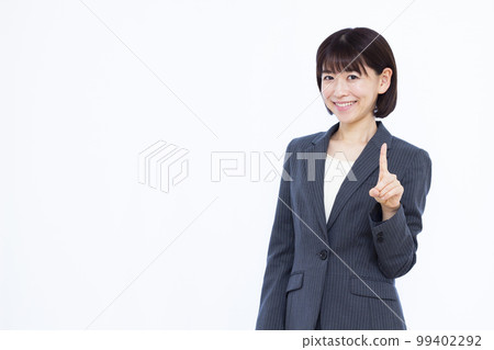 一位三十多歲的女商人介紹 99402292