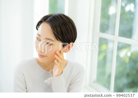 Middle Female Skin Care Middle Female Skin Care 99402537