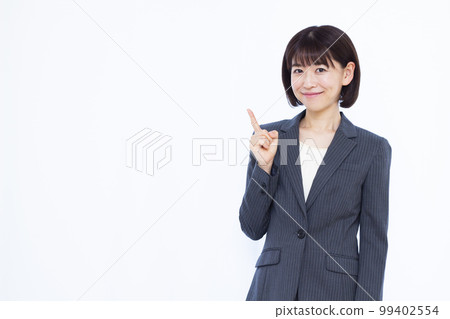 A business woman in her thirties who is introducing A business woman in her thirties who is introducing 99402554