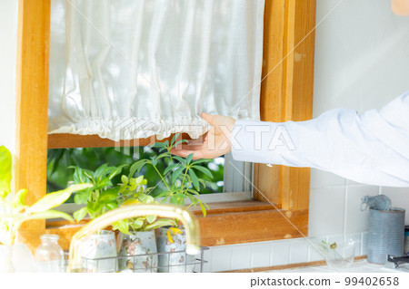 打開窗戶的女人 打開窗戶的女人 99402658