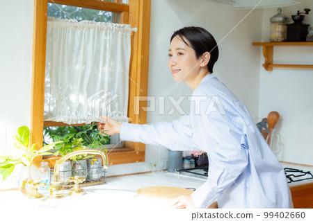 A woman who opens the window 99402660