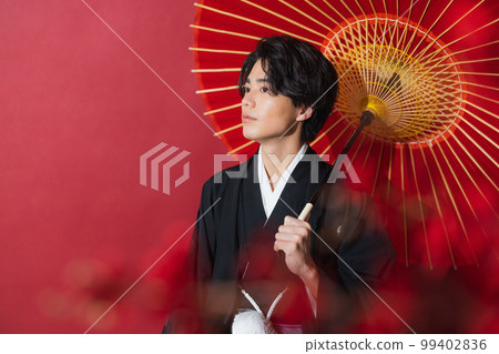 一個穿著帶徽章的袴的男人，一把日本傘 99402836