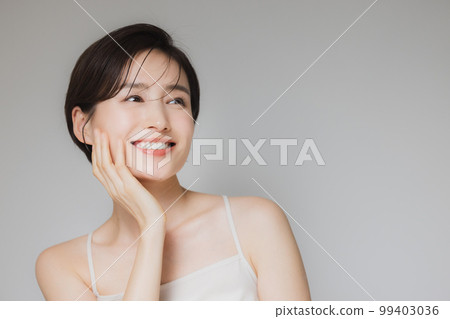 A woman with short hair 99403036