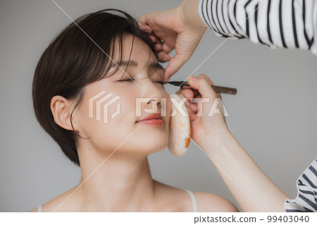 A woman with short hair 99403040