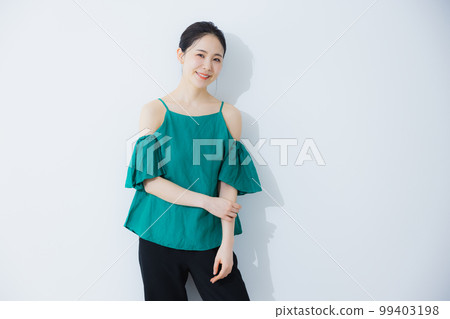 綠色露肩的女人 99403198