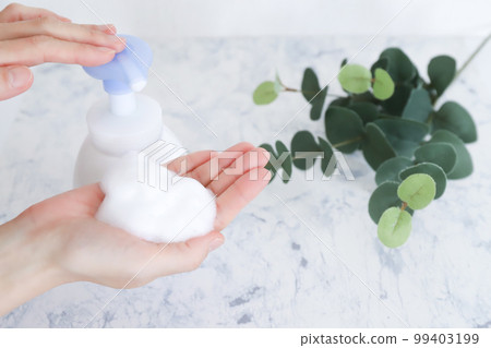 洗手液和泡沫 99403199