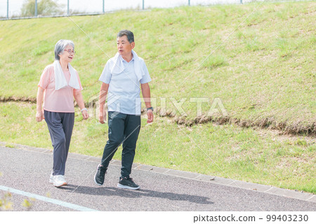 老年夫婦（老年、男性和女性）在公園散步和有氧運動 99403230