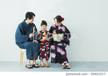 穿著浴衣的小學生 穿著浴衣的小學生 99403257