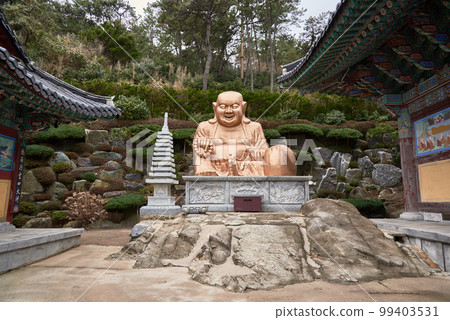 Haedong Yonggungsa Buddhist temple in Gijang-gun, Busan, South Korea Haedong Yonggungsa Buddhist temple in Gijang-gun, Busan, South Korea 99403531