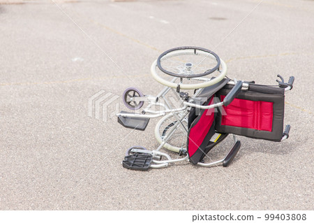 輪椅在交通事故中倒塌 99403808