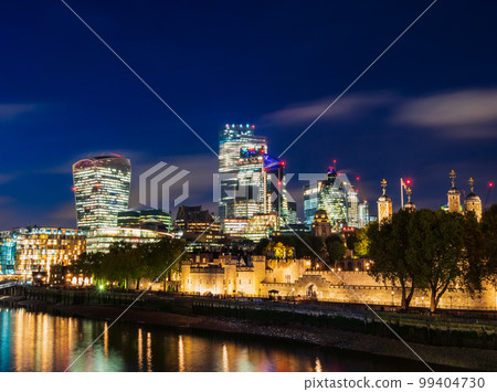 倫敦塔和倫敦金融城夜景的摩天大樓 倫敦塔和倫敦金融城夜景的摩天大樓 99404730