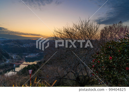 February 2023 Tsukigase Baikei Evening View The sky that leaves the clouds on the mountainside and the sunset sky spreads out February 2023 Tsukigase Baikei Evening View The sky that leaves the clouds on the mountainside and the sunset sky spreads out 99404825