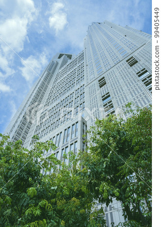 從外部看東京都新宿區的東京都政府大樓（1st Main Building、2nd Main Building、Assembly） 99405449