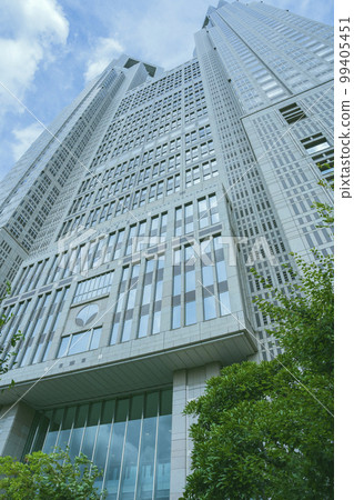 A view of the Tokyo Metropolitan Government Building (1st Main Building, 2nd Main Building, Assembly) in Shinjuku Ward, Tokyo from the outside 99405451