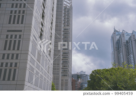 從外部看東京都新宿區的東京都政府大樓（1st Main Building、2nd Main Building、Assembly） 99405459